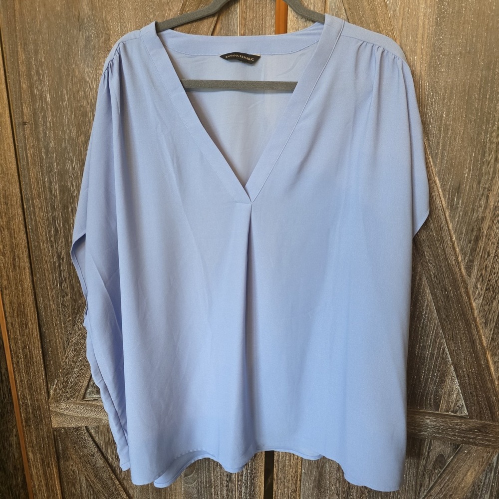 Banana Republic Shirt Women's Light Blue Top‎ V-Neck Lightweight Career Casual
